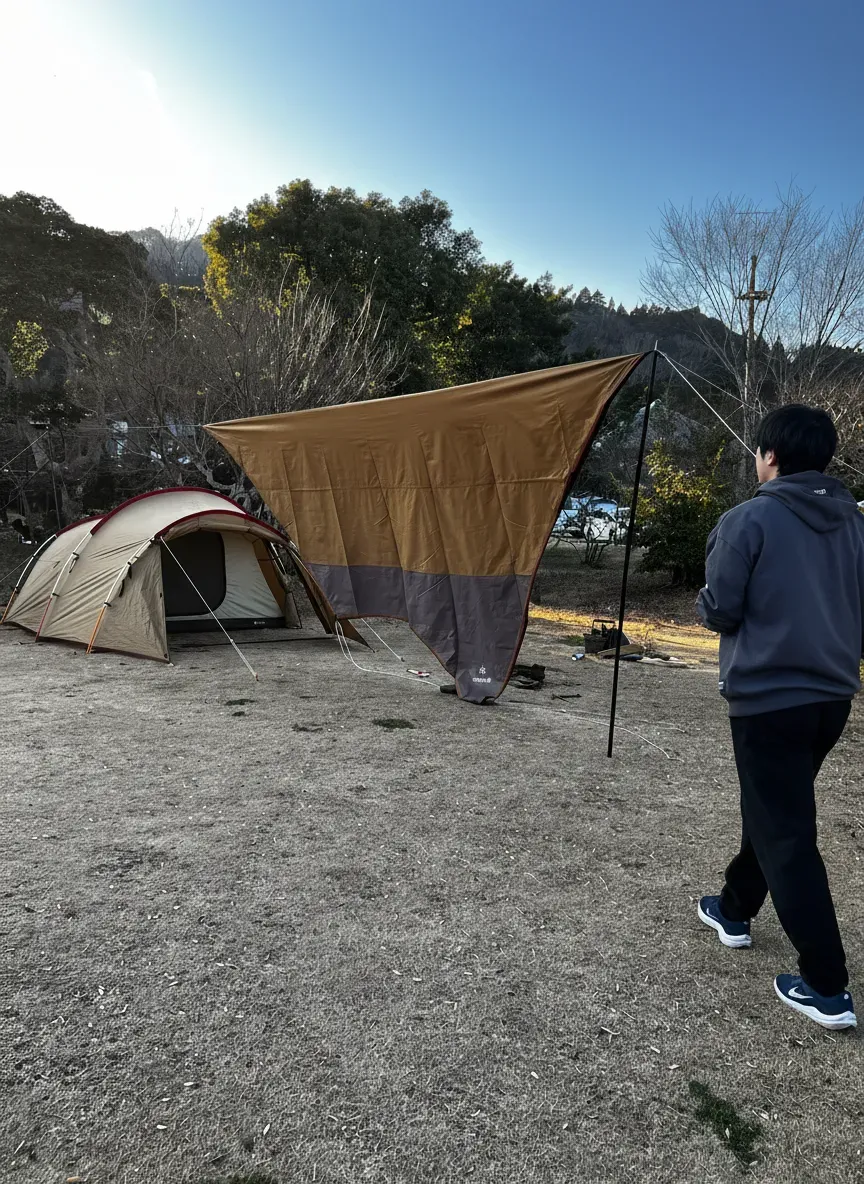 Snow Peak のテントとタープが設営されたキャンプサイト