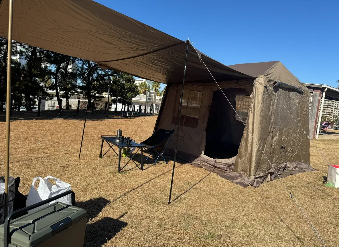 Naturehike Village6.0 テントとキャノピーポールで跳ね上げた前室