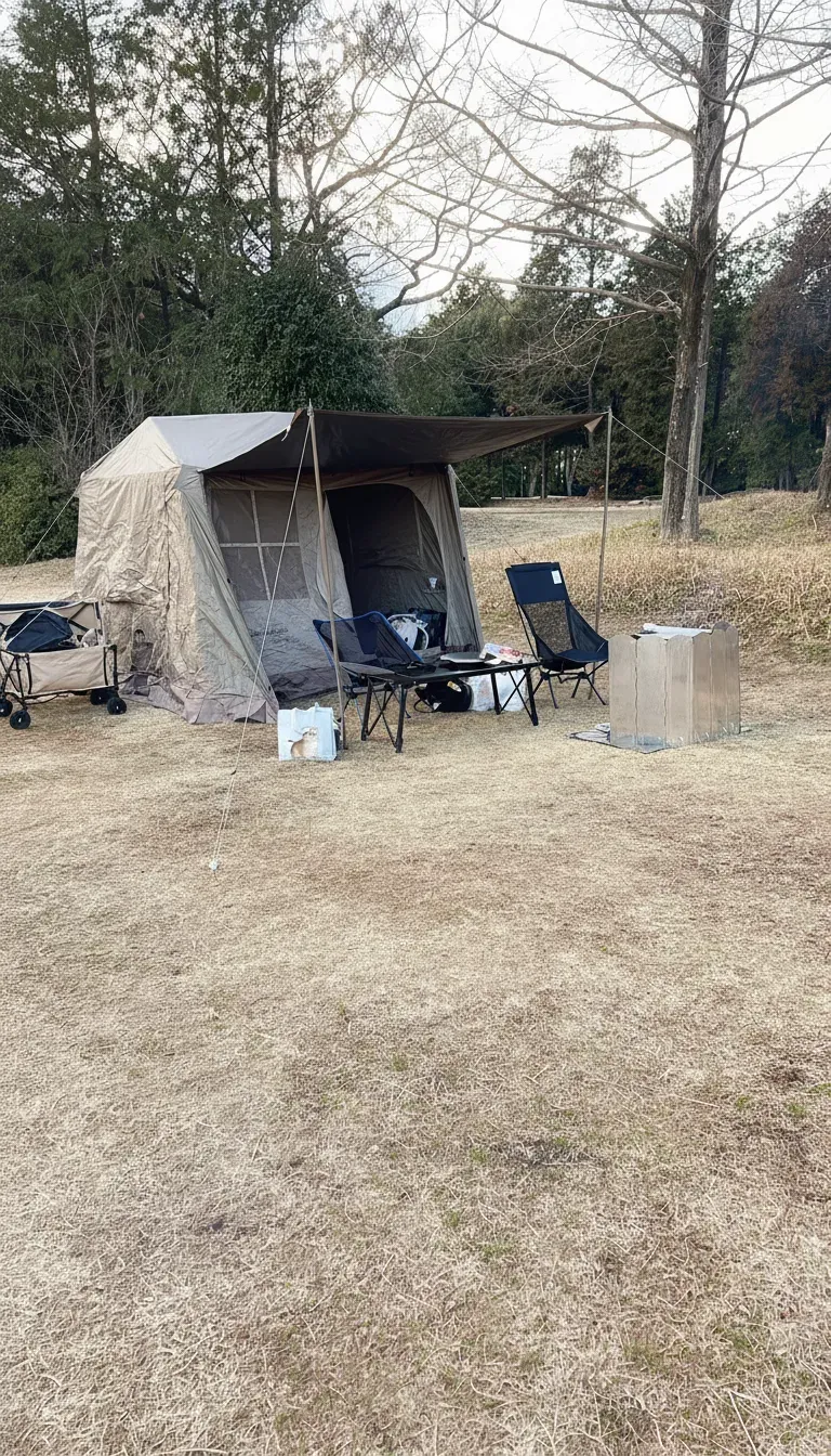 GRAND lodge FIELDのキャンプサイトに設営したNaturehike Village6.0テントとキャノピーの全景
