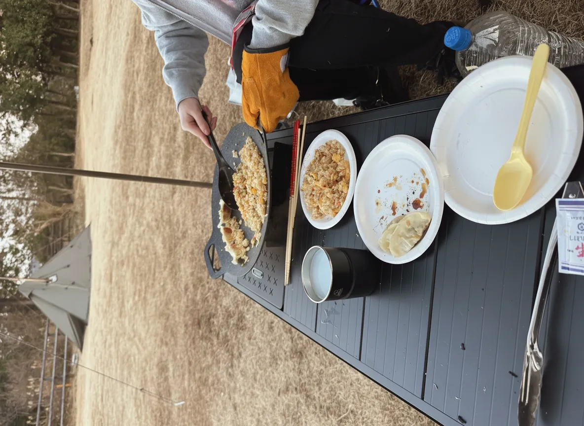 冷凍チャーハンと焼きそばだけで、キャンプ飯は成立する