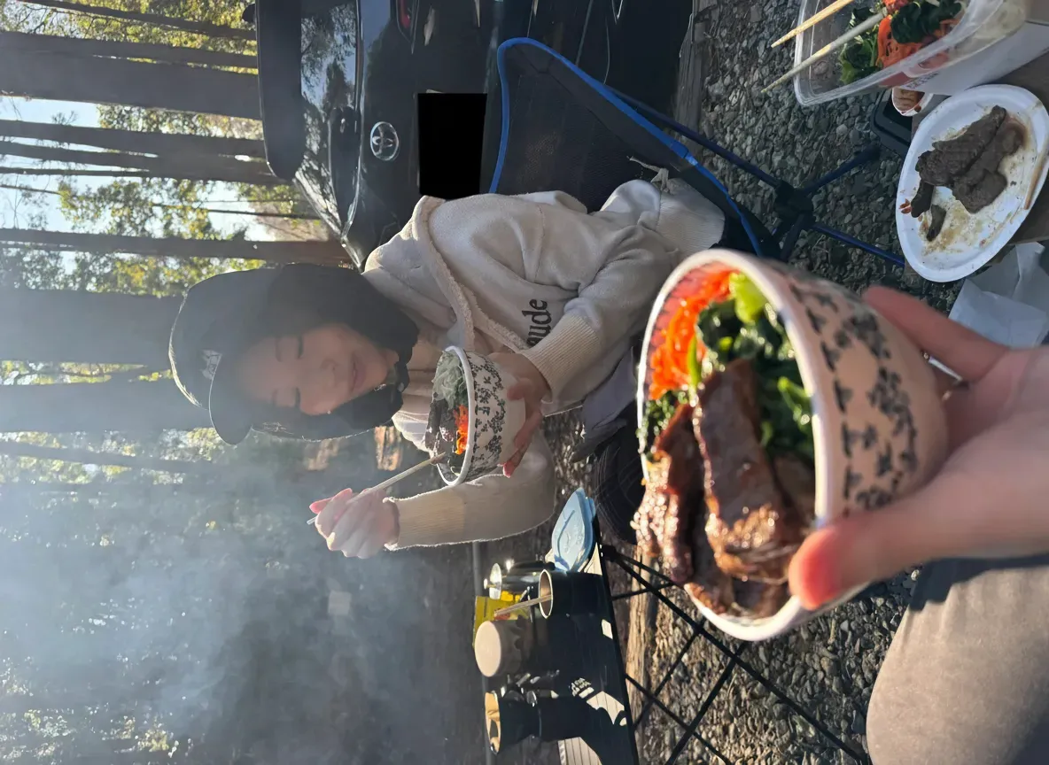 飯盒で炊いたご飯にキムチやナムルを載せたビビンバ