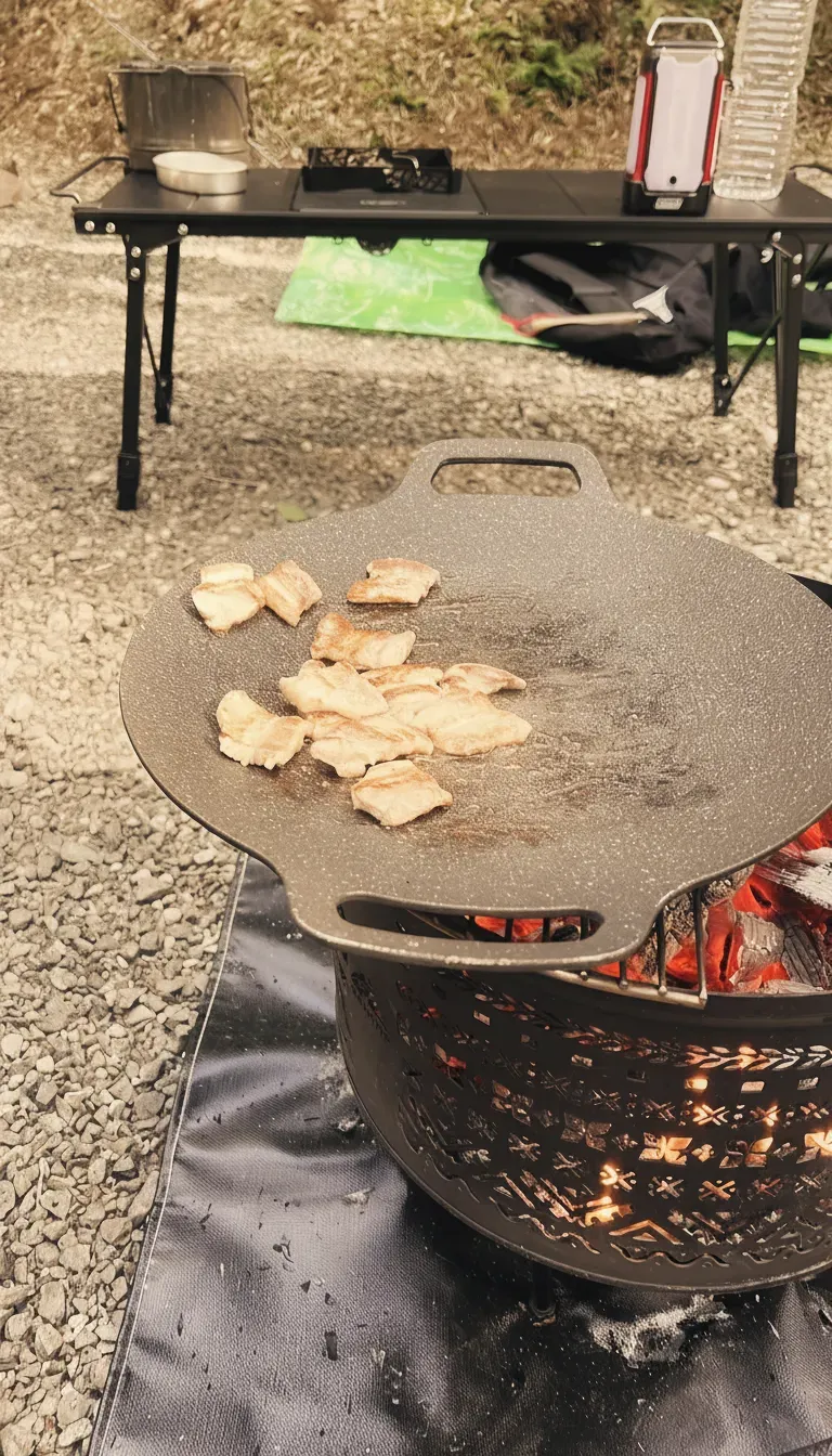 マルチグリドルで肉を焼いている調理シーン。炭火で調理